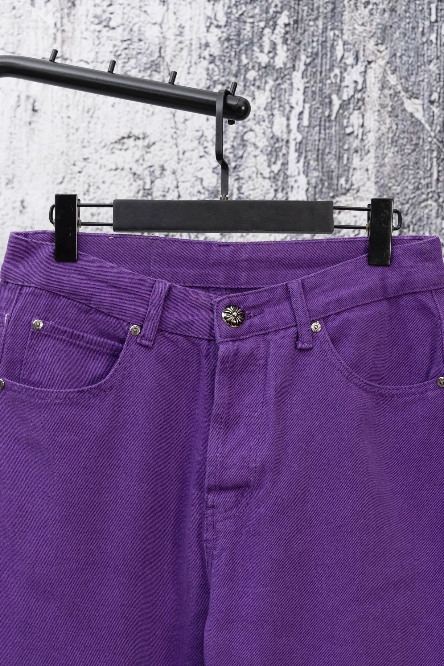P240 CH Chromehearts Dopamine Purple Cross-Patch Leather Purple Jeans. Cabinet price is 34W level. Patched cross pattern embellishment, washed jeans! ! An absolutely high-end luxury product, a 1.9W-level god-level single product, a super popular product, made by top heavy industry, a magic weapon that cannot be missed! [About Zangyin] This is an extremely luxurious fashion brand that can also be called the aristocracy of the high street. It has always been an exclusive brand for some hipsters or rich second generations. Compared with ordinary high streets, it is more luxurious and noble. Compared with luxury brands, it is more fashionable and individual. It has always been a brand that I have a special liking for. [Top heavy industry fashion design] Consistently high-street luxury style. Speaking of this style, the Zangyin family and GU family are definitely the leading representative brands. Especially the Zangyin family has really achieved a state-of-the-art effect in creating high-street style. The unique washed material is used to create this style. The color system is already quite eye-catching. After it is decorated with patchwork cross flowers, it cleverly highlights the charm of the brand. Secondly, this style uses classic The high-waist cutting design highlights the long legs and fashionable temperament of the upper body. The brand is highly recognizable and the slim fit configuration is more suitable for daily wear. It is a product that interprets personality, fashion, and specifications at a glance. This single product is enough to make any fan excited. It can be a white T-shirt for a youthful college style, or a tight suspender for a royal style. It has strong matching ability and can be easily controlled by men.  [Materials and craftsmanship] Needless to say, this point goes without saying. As an excellent craftsman brand, Zangyin’s requirements for details and craftsmanship are really perfect. The washed color of this model has gone through so many processes, not to mention the embellishment of denim appliques. It is also purely hand-made and sewn. Just like what they believe in, only hand-made things have soul and have the meaning of wear. A top-notch heavy-duty fashionable denim item, I look forward to your perfect interpretation! !  Color: Purple Size: 28-34